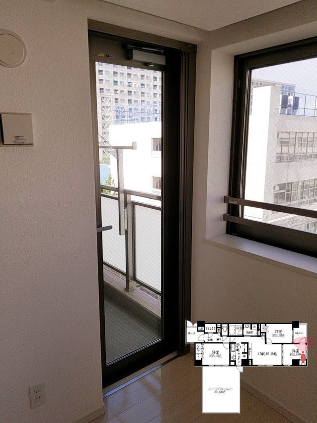 プレミスト東陽町の5.0帖の洋室からのバルコニーの扉